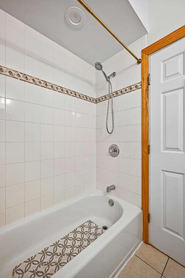2 Bed Apt W/ Office, Free Parking, Near Wrigley Chicago Bagian luar foto